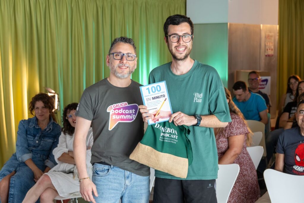 Entrega del premio del Kahoot sobre podcasting durante la cuarta edición de Galicia Podcast Summit celebrada en A Coruña.